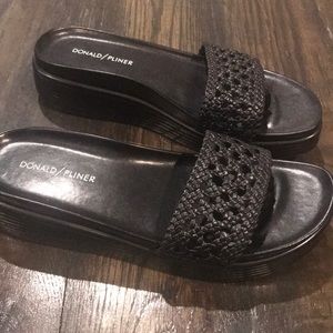 Donald plainer Fiji black sandal size 8.5